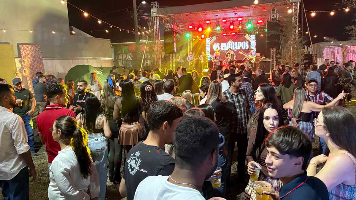 Ratinho prestigia Arraiá da KRD, que lança novos equipamentos em Jardim Alegre Ratinho visita o Arraiá da KRD Equipamentos em Jardim Alegre durante evento de lançamento de novos equipamentos e apresentação da Recix.