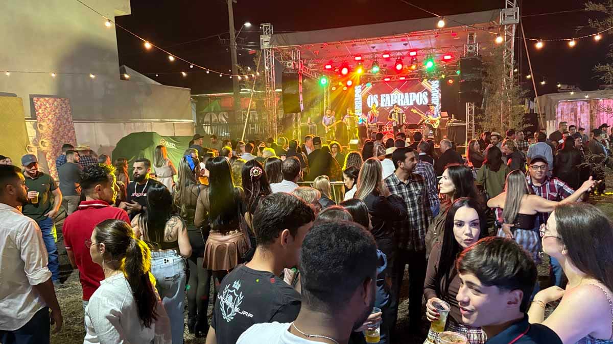 Ratinho prestigia Arraiá da KRD, que lança novos equipamentos em Jardim Alegre Ratinho visita o Arraiá da KRD Equipamentos em Jardim Alegre durante evento de lançamento de novos equipamentos e apresentação da Recix.