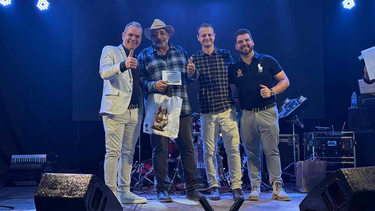 Ratinho prestigia Arraiá da KRD, que lança novos equipamentos em Jardim Alegre Ratinho visita o Arraiá da KRD Equipamentos em Jardim Alegre durante evento de lançamento de novos equipamentos e apresentação da Recix.