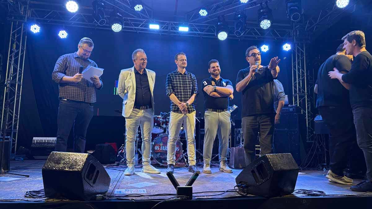 Ratinho prestigia Arraiá da KRD, que lança novos equipamentos em Jardim Alegre Ratinho visita o Arraiá da KRD Equipamentos em Jardim Alegre durante evento de lançamento de novos equipamentos e apresentação da Recix.