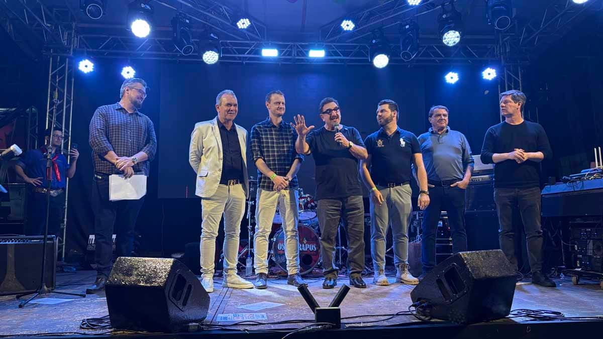 Ratinho prestigia Arraiá da KRD, que lança novos equipamentos em Jardim Alegre Ratinho visita o Arraiá da KRD Equipamentos em Jardim Alegre durante evento de lançamento de novos equipamentos e apresentação da Recix.