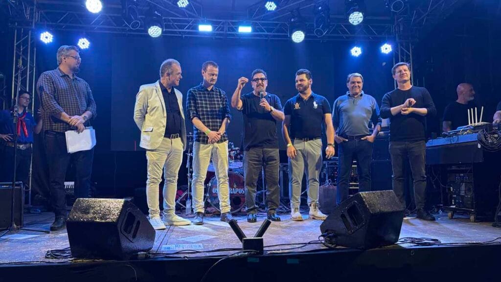 Ratinho prestigia Arraiá da KRD, que lança novos equipamentos em Jardim Alegre Ratinho visita o Arraiá da KRD Equipamentos em Jardim Alegre durante evento de lançamento de novos equipamentos e apresentação da Recix.