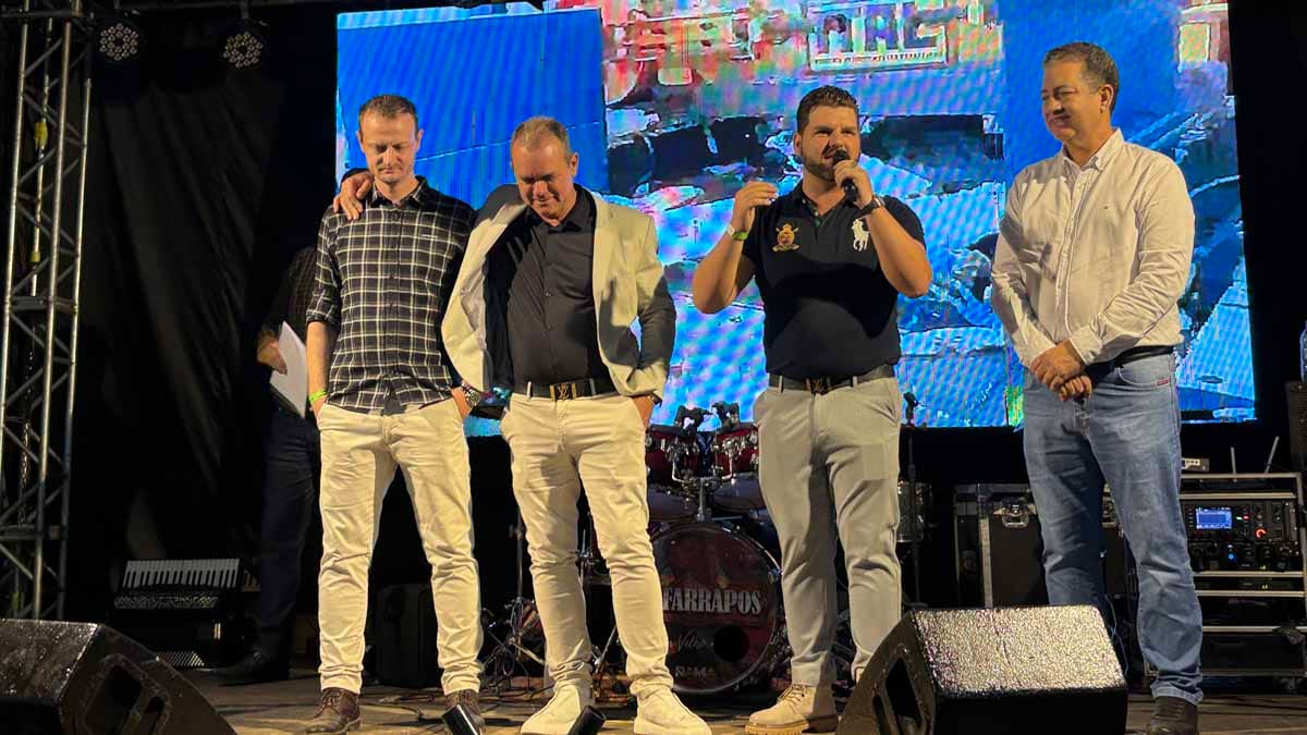 Ratinho prestigia Arraiá da KRD, que lança novos equipamentos em Jardim Alegre Ratinho visita o Arraiá da KRD Equipamentos em Jardim Alegre durante evento de lançamento de novos equipamentos e apresentação da Recix.