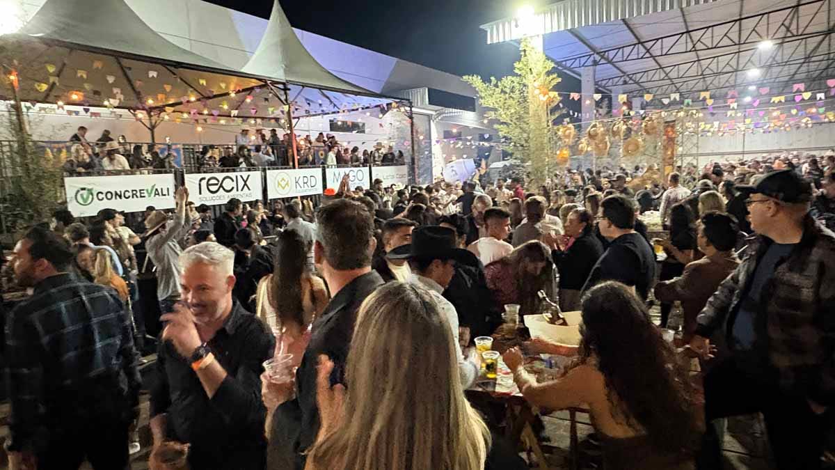 Ratinho prestigia Arraiá da KRD, que lança novos equipamentos em Jardim Alegre Ratinho visita o Arraiá da KRD Equipamentos em Jardim Alegre durante evento de lançamento de novos equipamentos e apresentação da Recix.