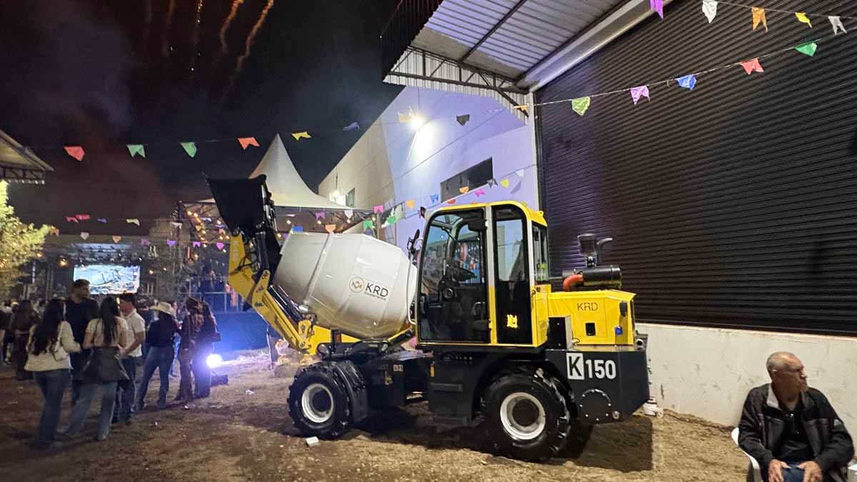 Ratinho prestigia Arraiá da KRD, que lança novos equipamentos em Jardim Alegre Ratinho visita o Arraiá da KRD Equipamentos em Jardim Alegre durante evento de lançamento de novos equipamentos e apresentação da Recix.