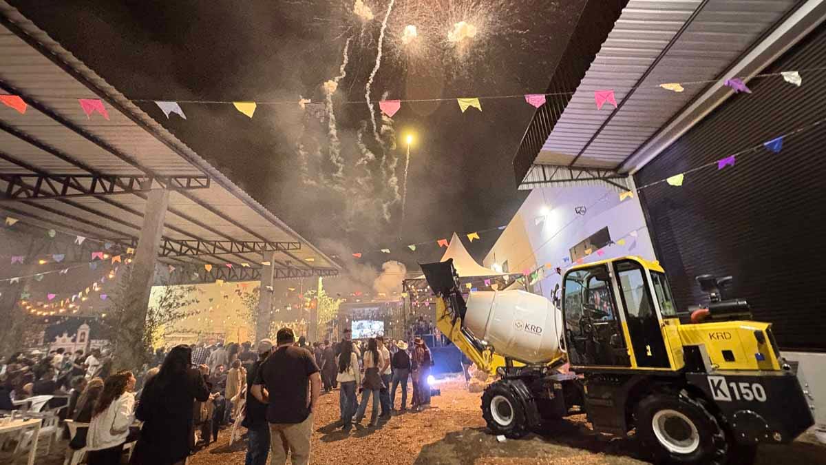 Ratinho prestigia Arraiá da KRD, que lança novos equipamentos em Jardim Alegre Ratinho visita o Arraiá da KRD Equipamentos em Jardim Alegre durante evento de lançamento de novos equipamentos e apresentação da Recix.