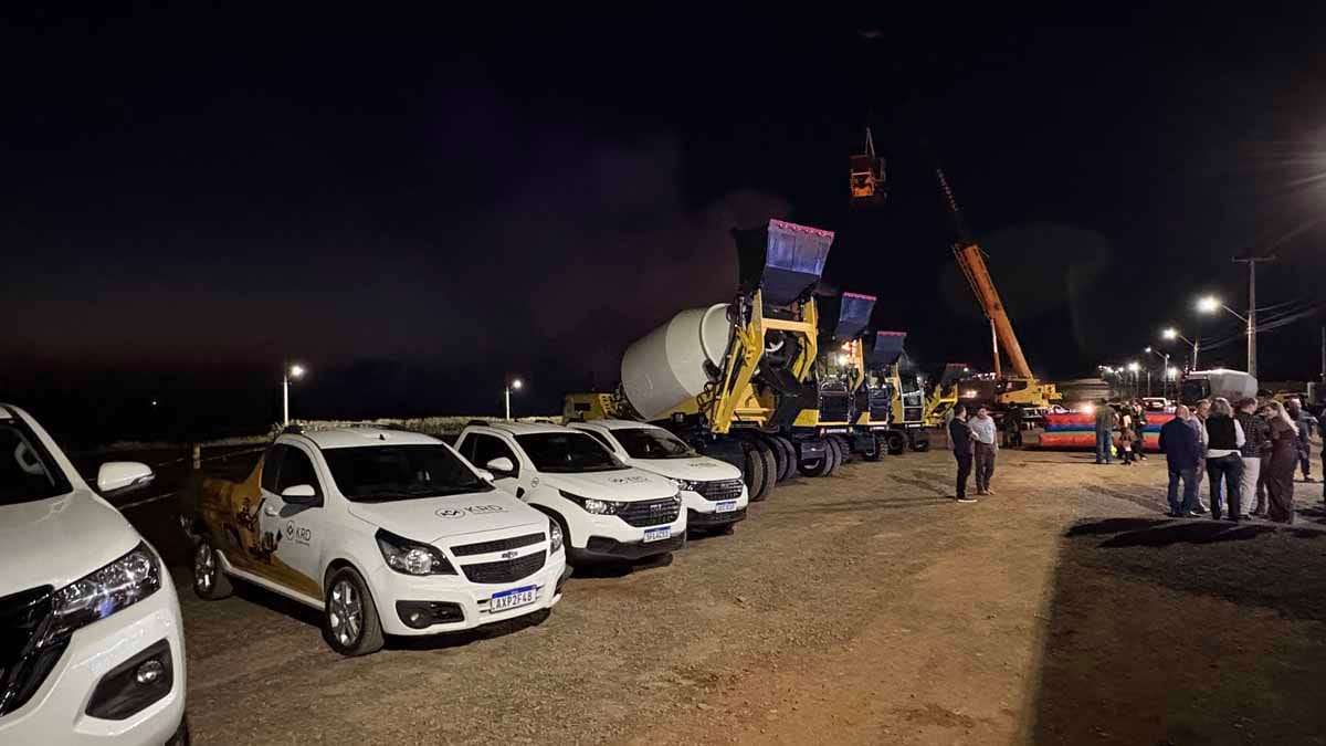 Ratinho prestigia Arraiá da KRD, que lança novos equipamentos em Jardim Alegre Ratinho visita o Arraiá da KRD Equipamentos em Jardim Alegre durante evento de lançamento de novos equipamentos e apresentação da Recix.