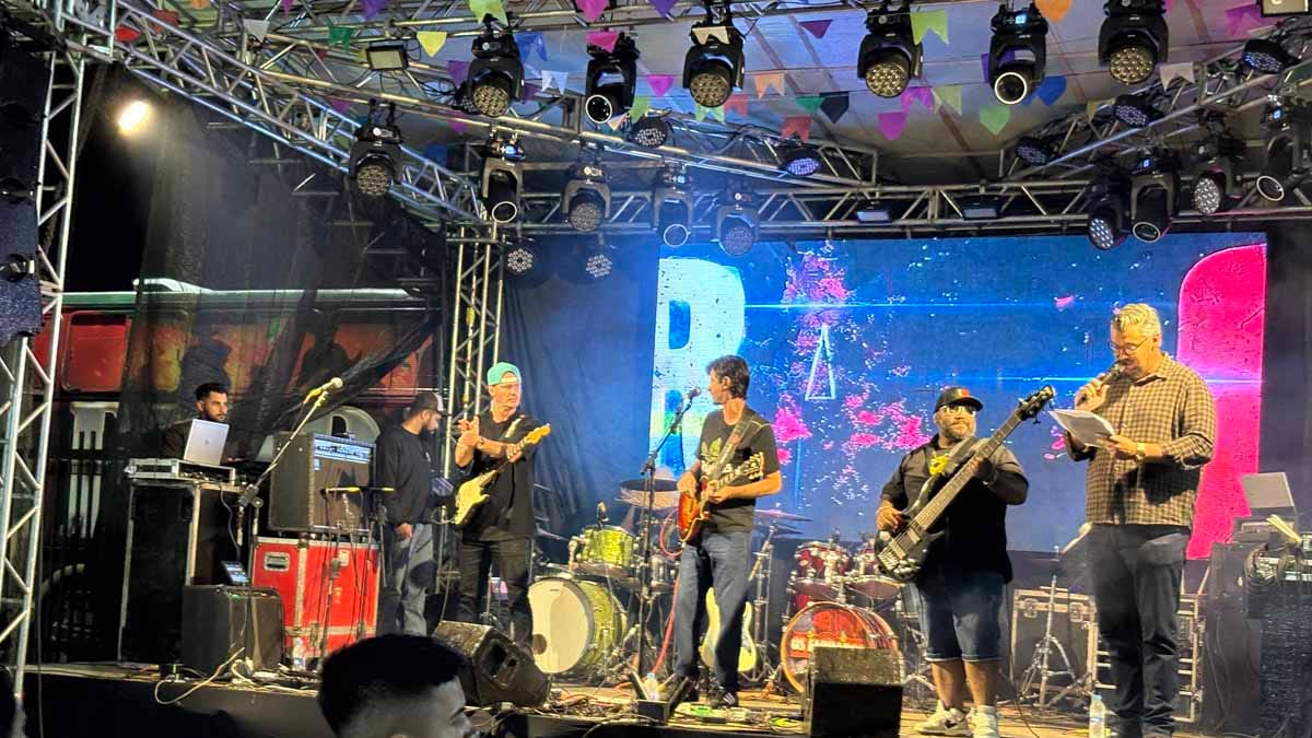 Ratinho prestigia Arraiá da KRD, que lança novos equipamentos em Jardim Alegre Ratinho visita o Arraiá da KRD Equipamentos em Jardim Alegre durante evento de lançamento de novos equipamentos e apresentação da Recix.