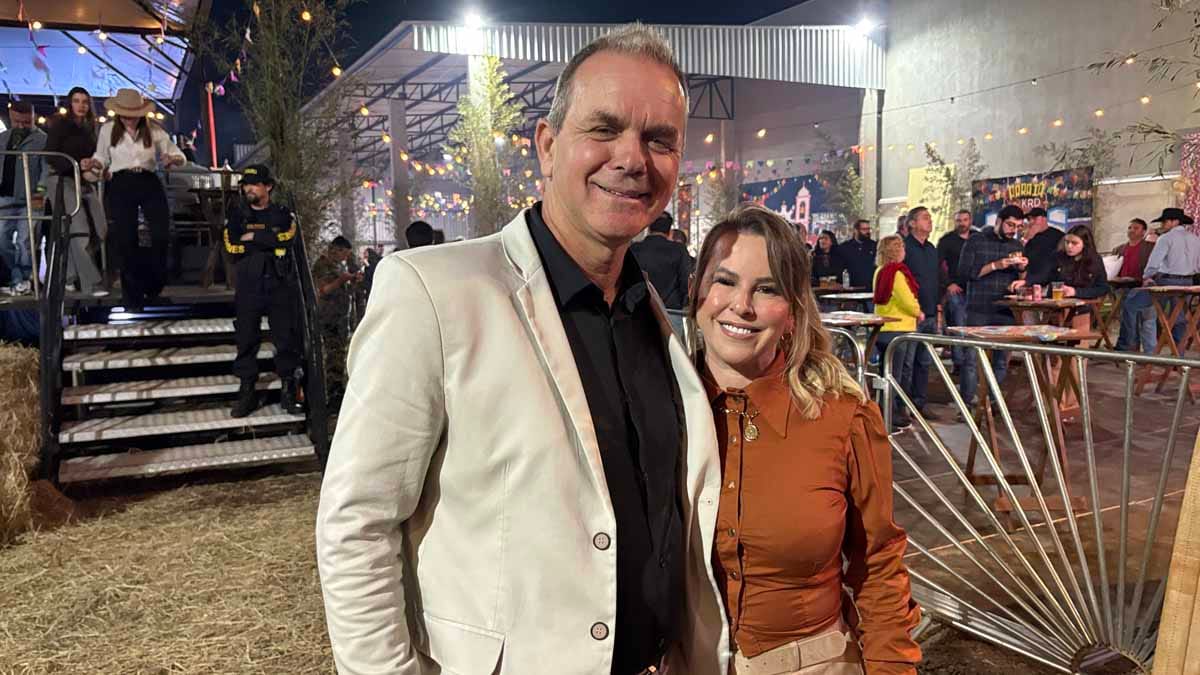 Ratinho prestigia Arraiá da KRD, que lança novos equipamentos em Jardim Alegre Ratinho visita o Arraiá da KRD Equipamentos em Jardim Alegre durante evento de lançamento de novos equipamentos e apresentação da Recix.