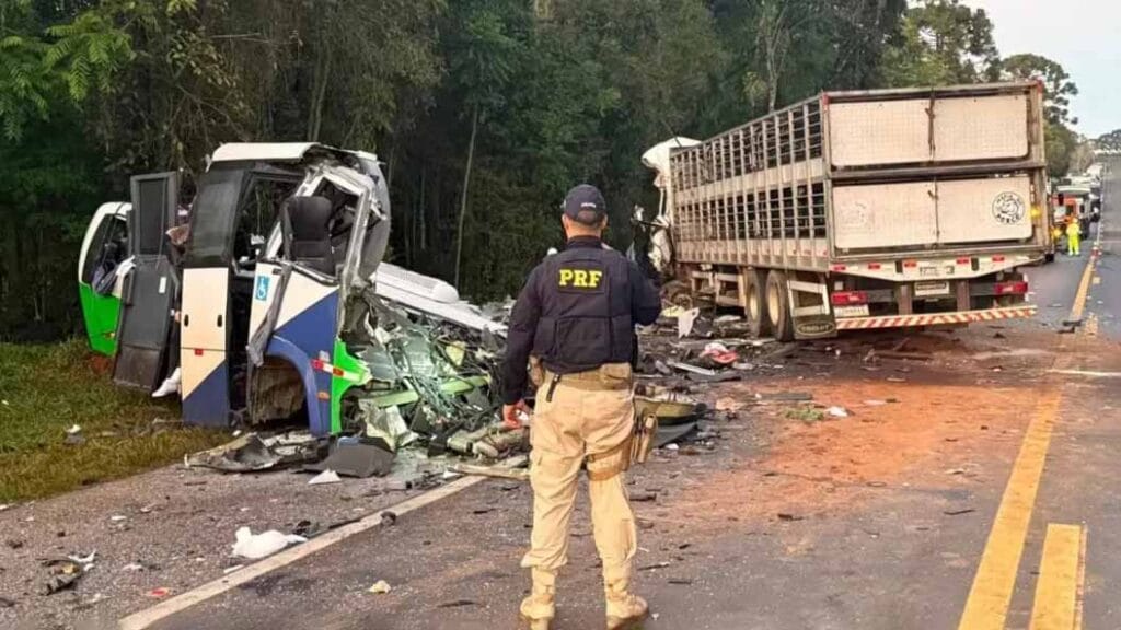 Acidente na BR-373 mata 22 pessoas no Paraná na madrugada desta quarta-feira (19) Acidente entre micro-ônibus e carreta deixa veículos destruídos na BR-373, no Paraná