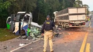 Acidente entre micro-ônibus e carreta deixa veículos destruídos na BR-373, no Paraná