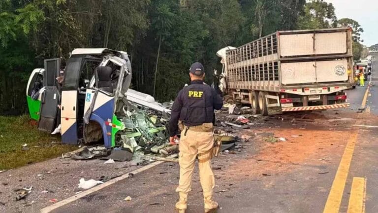 Acidente entre micro-ônibus e carreta deixa veículos destruídos na BR-373, no Paraná