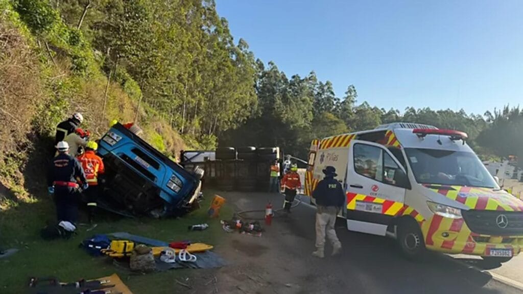 Carreta tombada na BR-376 em Mauá da Serra após acidente que matou um pedestre e o motorista