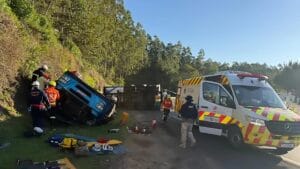 Carreta tombada na BR-376 em Mauá da Serra após acidente que matou um pedestre e o motorista