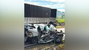 Carro completamente destruído após colisão com duas carretas na PR-487, entre Cândido de Abreu e Reserva.