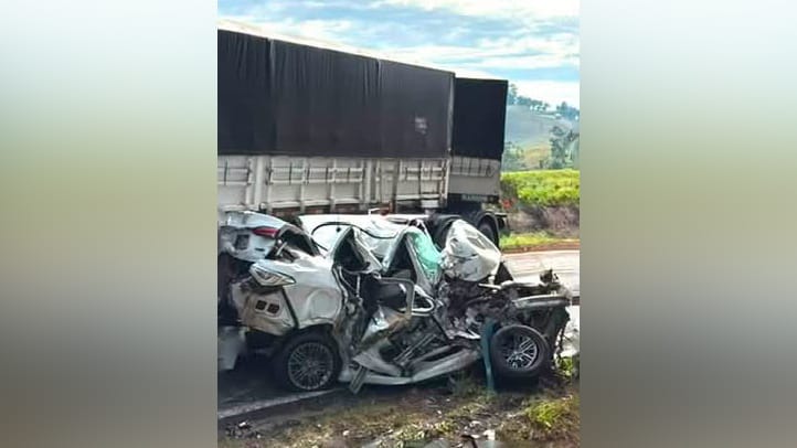 Carro completamente destruído após colisão com duas carretas na PR-487, entre Cândido de Abreu e Reserva.