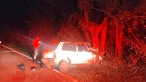 Fiat Uno destruído após acidente na PR-539 entre Marilândia do Sul e Rio Bom.