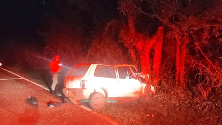 Fiat Uno destruído após acidente na PR-539 entre Marilândia do Sul e Rio Bom.