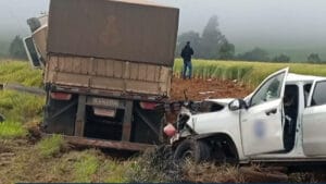 Fiat Titano ficou destruída após colisão frontal com uma carreta na PR-090, em Ventania, nos Campos Gerais do Paraná.