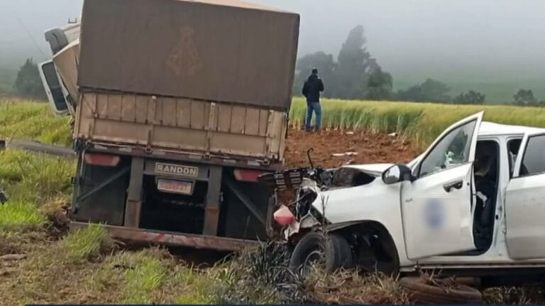 Fiat Titano ficou destruída após colisão frontal com uma carreta na PR-090, em Ventania, nos Campos Gerais do Paraná.