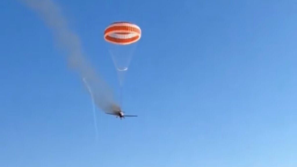 Piloto sobrevive após queda de avião em Mateus Leme, MG Avião de pequeno porte cai em área de mata em Mateus Leme com paraquedas de emergência acionado
