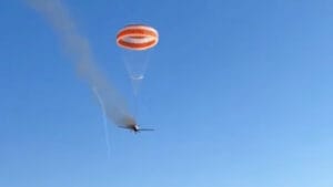 Avião de pequeno porte cai em área de mata em Mateus Leme com paraquedas de emergência acionado