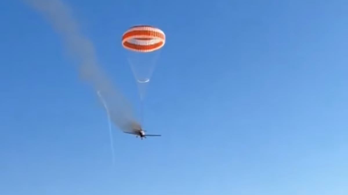 Avião de pequeno porte cai em área de mata em Mateus Leme com paraquedas de emergência acionado