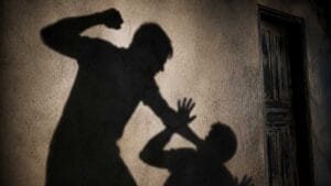 Homem é agredido com socos e chutes dentro de casa em São João do Ivaí
