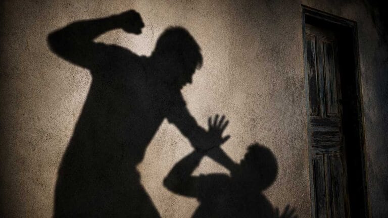 Homem é agredido com socos e chutes dentro de casa em São João do Ivaí
