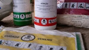 Agrotóxicos de origem estrangeira apreendidos pela Polícia Militar em uma fazenda de Cruzmaltina, no Paraná