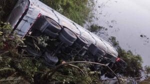 : Caminhoneiro encontrado morto após caminhão cair na Represa Vossoroca