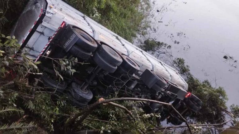 : Caminhoneiro encontrado morto após caminhão cair na Represa Vossoroca