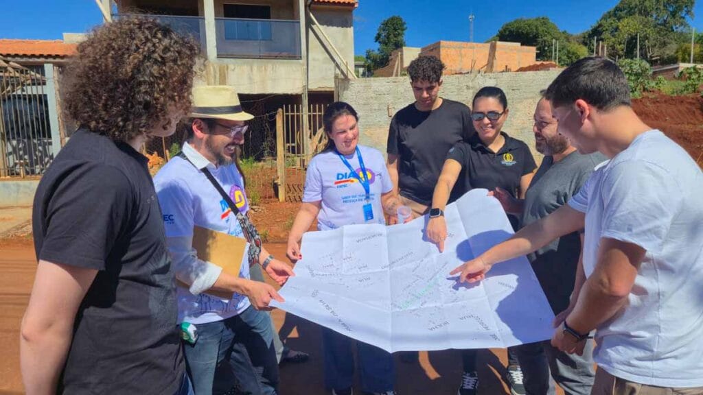 Acadêmicos dos cursos de Arquitetura e Engenharia Civil da Fatec Ivaiporã realizam levantamento na Vila Monte Castelo.