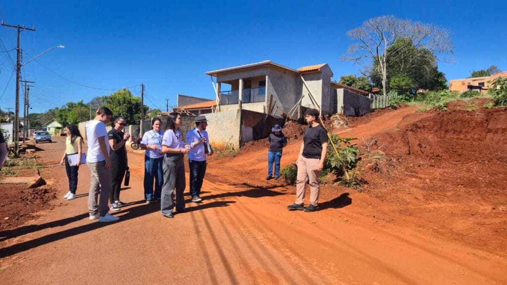 Acadêmicos dos cursos de Arquitetura e Engenharia Civil da Fatec Ivaiporã realizam levantamento na Vila Monte Castelo.