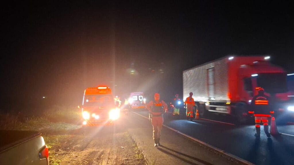 Pedestre morre após atropelamento na PR-444, em Apucarana Viatura da Polícia Rodoviária Estadual durante atendimento de atropelamento na PR-444 em Apucarana.