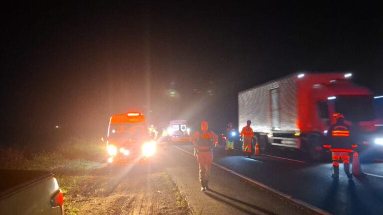 Viatura da Polícia Rodoviária Estadual durante atendimento de atropelamento na PR-444 em Apucarana.