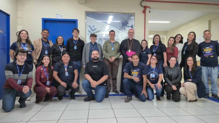 Dom Carlos José visitou a estrutura da Fatec Ivaiporã e abençoou acadêmicos do curso de Medicina.