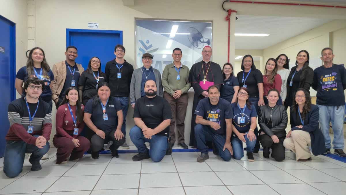Dom Carlos José visitou a estrutura da Fatec Ivaiporã e abençoou acadêmicos do curso de Medicina.