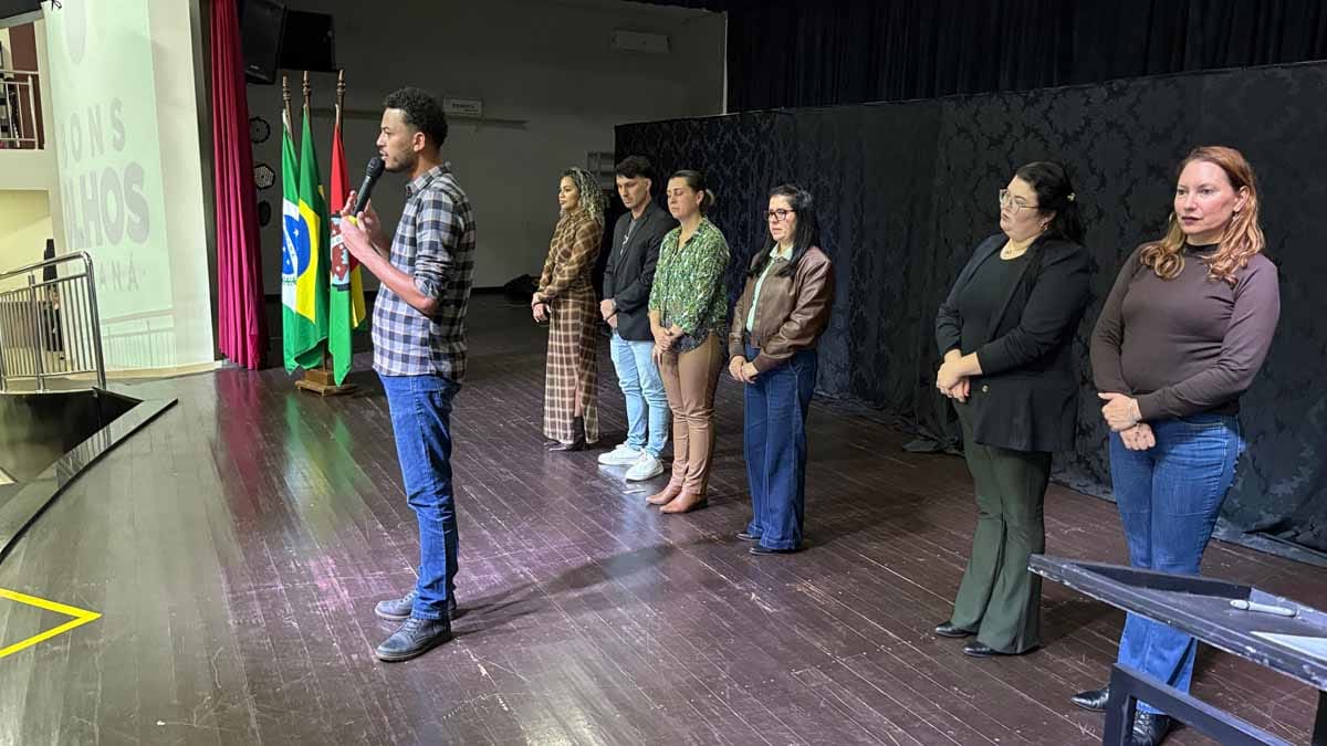 Bons Olhos Paraná entrega 269 óculos gratuitos em Ivaiporã Estudantes recebem óculos gratuitos do programa Bons Olhos Paraná em Ivaiporã
