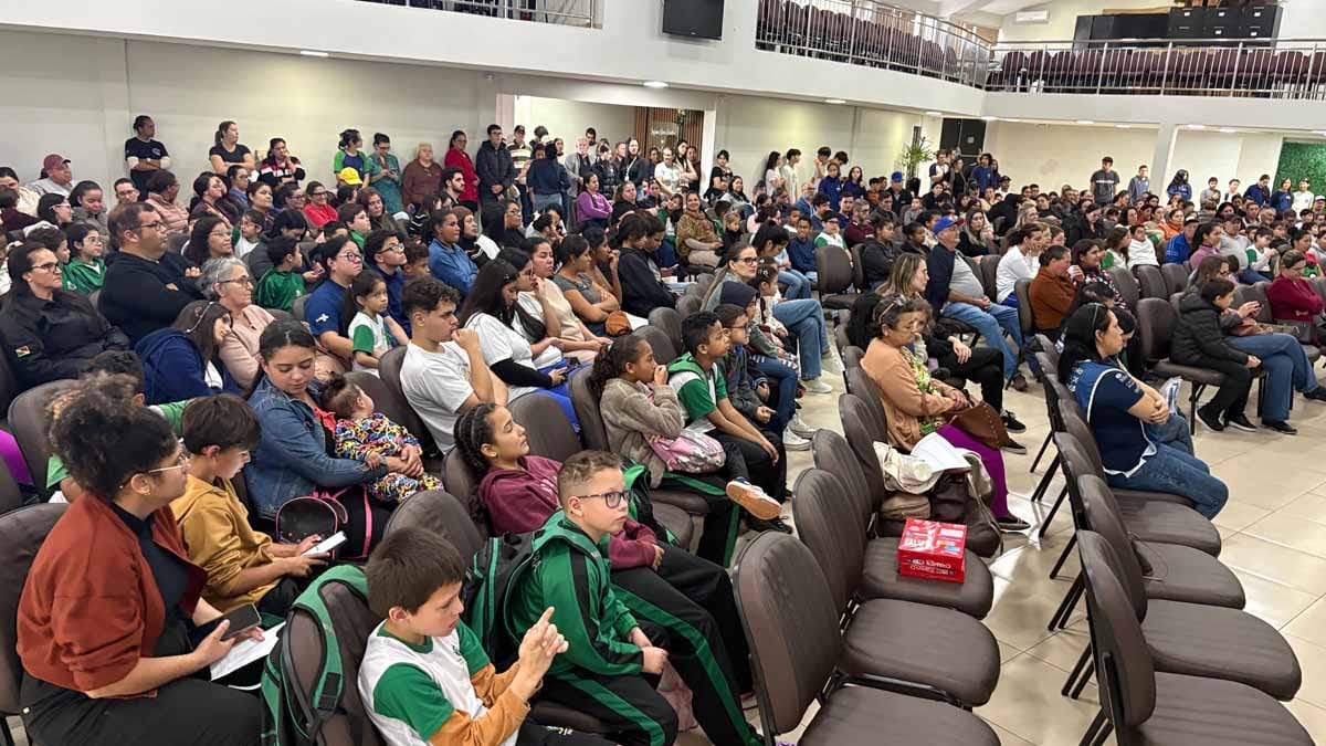Bons Olhos Paraná entrega 269 óculos gratuitos em Ivaiporã Estudantes recebem óculos gratuitos do programa Bons Olhos Paraná em Ivaiporã