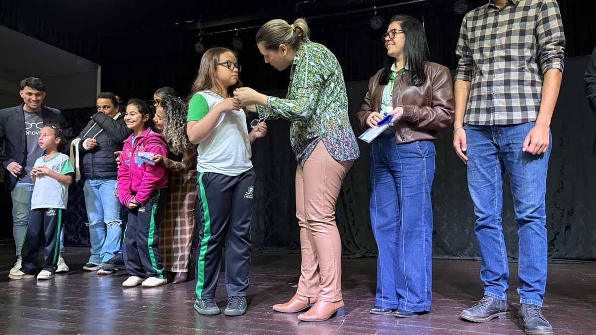 Bons Olhos Paraná entrega 269 óculos gratuitos em Ivaiporã Estudantes recebem óculos gratuitos do programa Bons Olhos Paraná em Ivaiporã