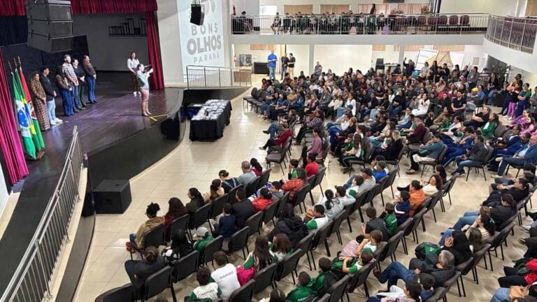 Estudantes recebem óculos gratuitos do programa Bons Olhos Paraná em Ivaiporã
