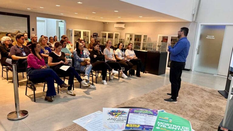 Representantes de entidades, artistas e grupos culturais participaram da 2ª edição do Café com Cultura, realizada na Casa da Memória Vera Vargas, em Ivaiporã.