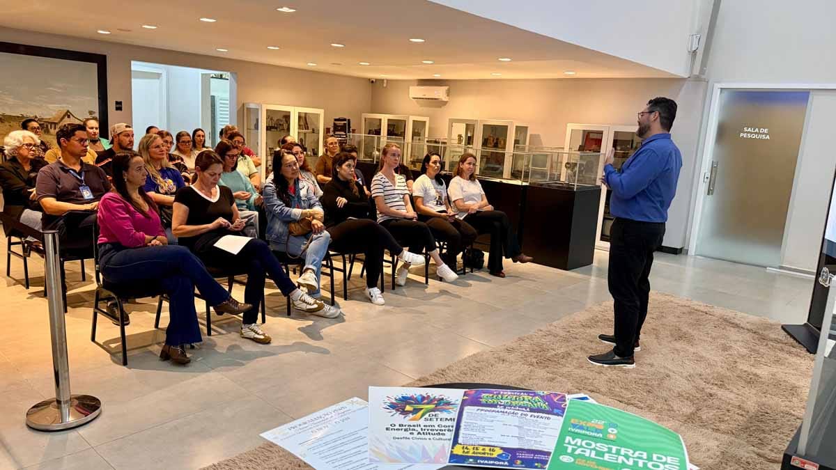 Representantes de entidades, artistas e grupos culturais participaram da 2ª edição do Café com Cultura, realizada na Casa da Memória Vera Vargas, em Ivaiporã.