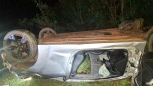 Hyundai Veloster após capotamento na PR-092, em Siqueira Campos, onde motorista morreu.