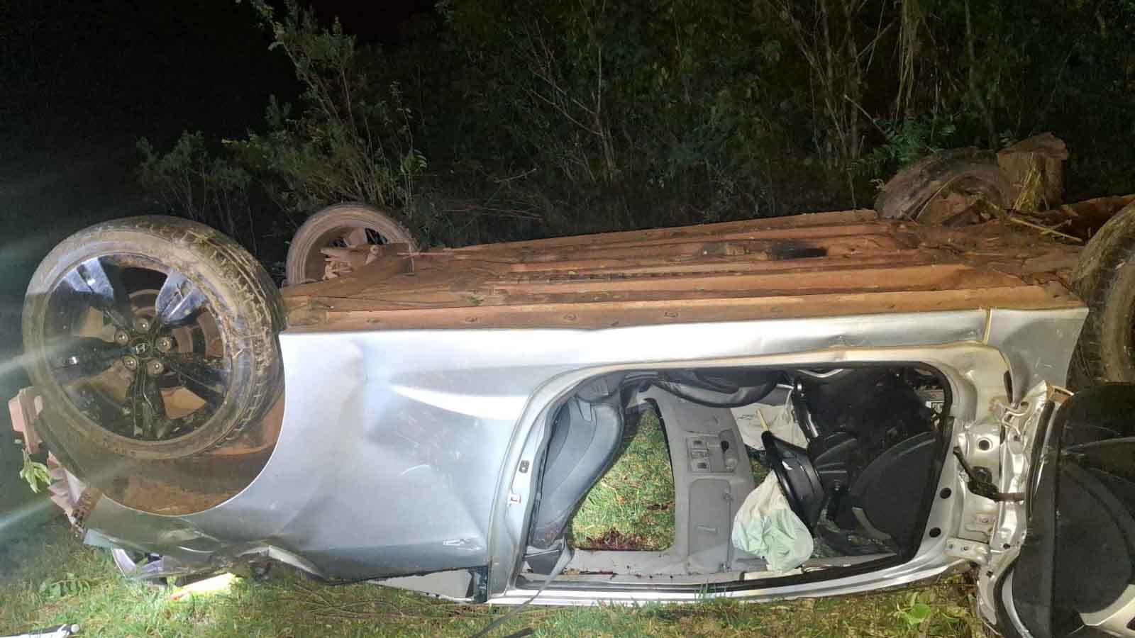 Ivan Maldonado / Notícias Online Hyundai Veloster após capotamento na PR-092, em Siqueira Campos, onde motorista morreu.