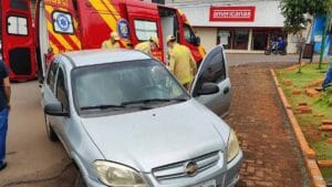 Celta prata parado sobre a calçada da Praça Manoel Teodoro da Rocha em Ivaiporã