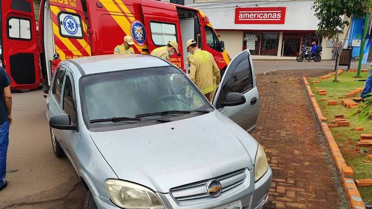 Celta prata parado sobre a calçada da Praça Manoel Teodoro da Rocha em Ivaiporã