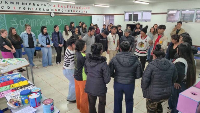 Acadêmicos de Pedagogia da Fatec Ivaiporã participam de recepção com dança e pintura Kaingang no Colégio Estadual Indígena Cacique Gregório Kaekchot, em Manoel Ribas.