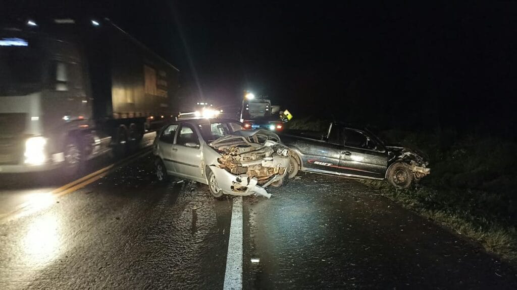Colisão frontal na BR-277 deixa dois motoristas feridos no Paraná Dois motoristas ficaram feridos após colisão frontal no km 213 da BR-277, em Teixeira Soares